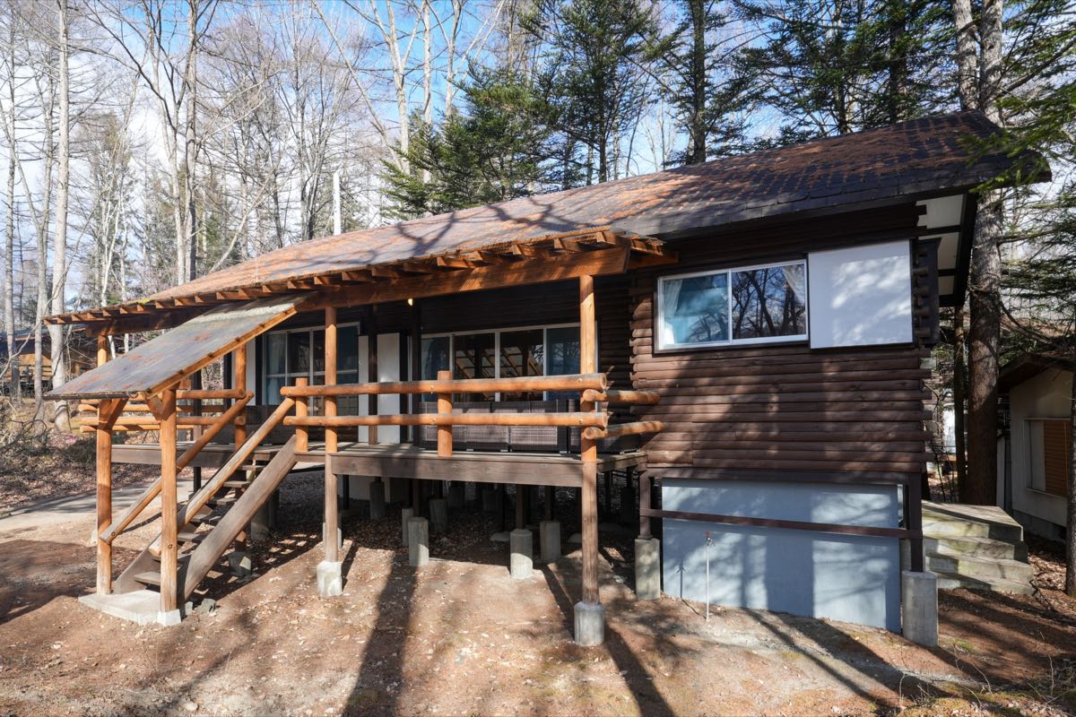 Outdoor cottage deck in Kitakaruizawa